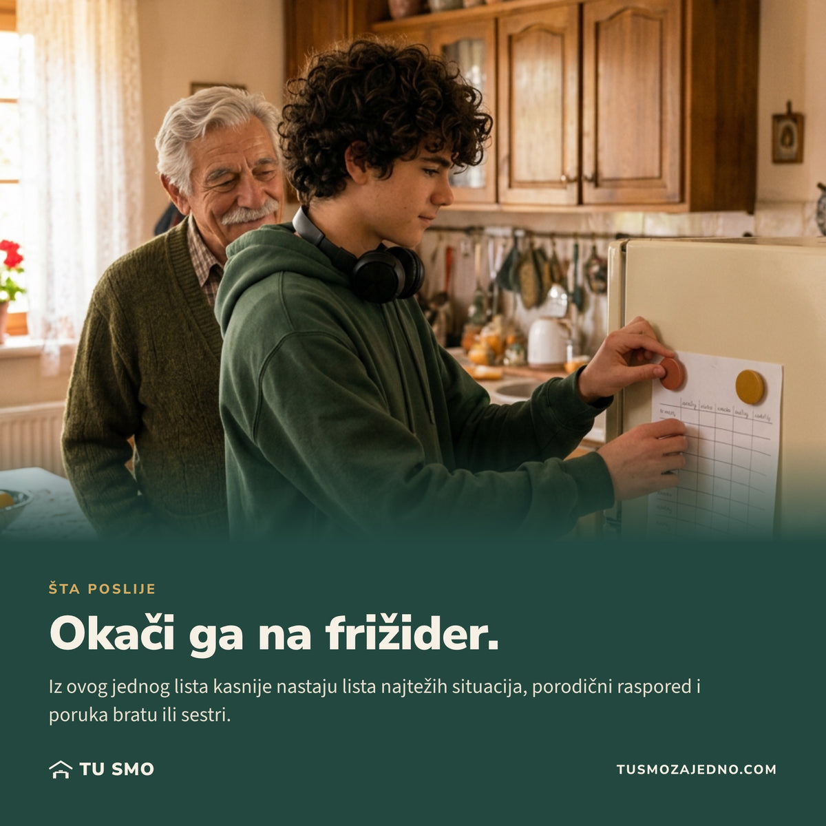 Luka kači list na frižider dok djed Mio gleda